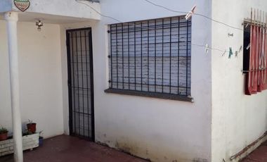 VENDO CASA C/DEPTO ATRAS