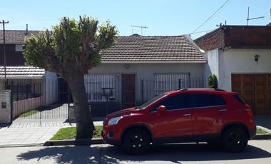 VENDO CASA C/DEPTO ATRAS