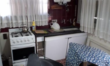 VENDO CASA C/DEPTO ATRAS