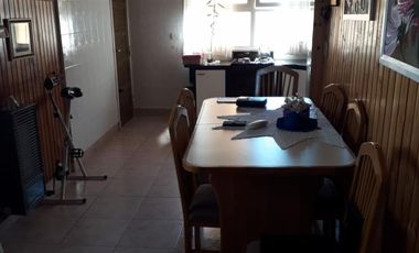 VENDO CASA C/DEPTO ATRAS