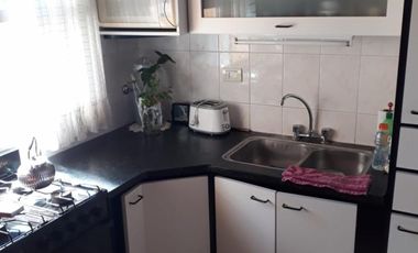 VENDO CASA C/DEPTO ATRAS