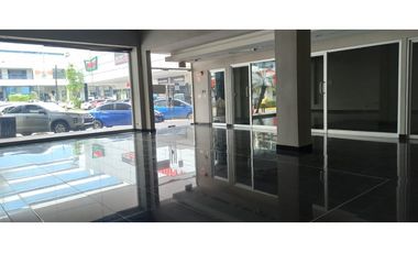 Se Alquilan dos Amplios Locales en Bethania cerca del Dorado Mall.