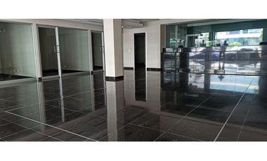 Se Alquilan dos Amplios Locales en Bethania cerca del Dorado Mall.