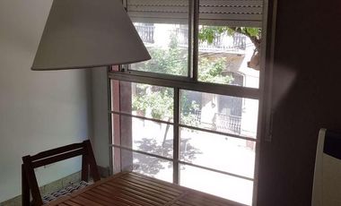 Maipu y Cochabamba 1 dormitorio luminoso de escalera. A una cuadra de Av Pellegrini y plaza Lopez