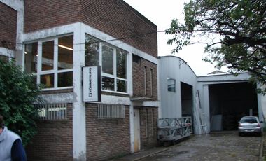 Galpón sobre 3000 mts² de tierra