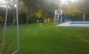 Casa estilo campos de 4 ambientes con parque y pileta.