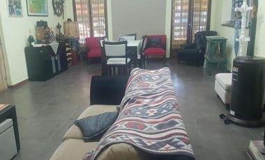 Casa estilo campos de 4 ambientes con parque y pileta.