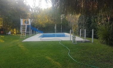 Casa estilo campos de 4 ambientes con parque y pileta.