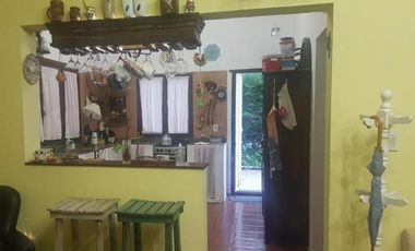 Casa estilo campos de 4 ambientes con parque y pileta.