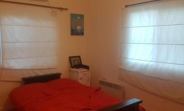 Casa estilo campos de 4 ambientes con parque y pileta.