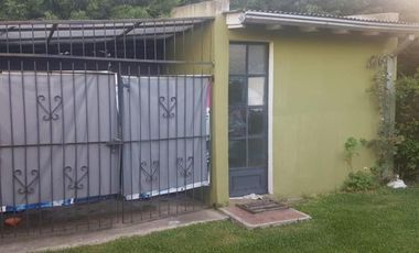 Casa estilo campos de 4 ambientes con parque y pileta.
