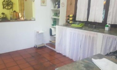 Casa estilo campos de 4 ambientes con parque y pileta.