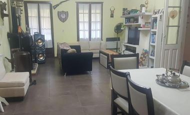 Casa estilo campos de 4 ambientes con parque y pileta.