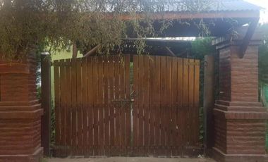 Casa estilo campos de 4 ambientes con parque y pileta.