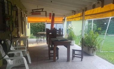 Casa estilo campos de 4 ambientes con parque y pileta.