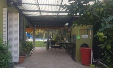 Casa estilo campos de 4 ambientes con parque y pileta.