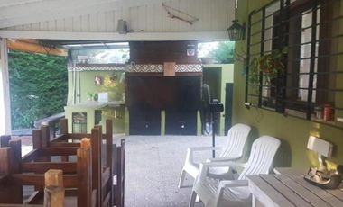 Casa estilo campos de 4 ambientes con parque y pileta.