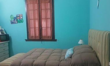 Casa estilo campos de 4 ambientes con parque y pileta.