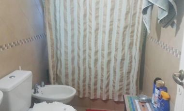 Casa estilo campos de 4 ambientes con parque y pileta.