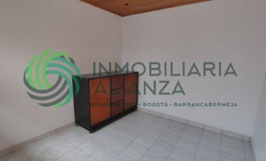 casa en arriendo en casco antiguo. Cod A17393