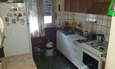 CASA AMERICANA DE 3 AMBIENTES A UNA CUADRA DE AV.MARQUEZ.