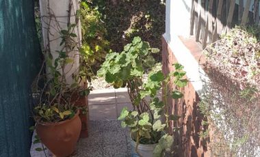 CASA AMERICANA DE 3 AMBIENTES A UNA CUADRA DE AV.MARQUEZ.