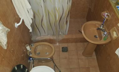 CASA AMERICANA DE 3 AMBIENTES A UNA CUADRA DE AV.MARQUEZ.