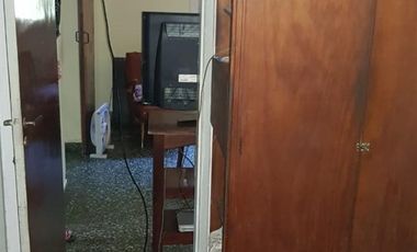 CASA AMERICANA DE 3 AMBIENTES A UNA CUADRA DE AV.MARQUEZ.