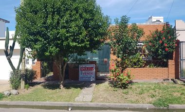 CASA AMERICANA DE 3 AMBIENTES A UNA CUADRA DE AV.MARQUEZ.