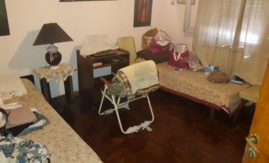 CASA AMERICANA DE 3 AMBIENTES A UNA CUADRA DE AV.MARQUEZ.