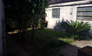 CASA AMERICANA DE 3 AMBIENTES A UNA CUADRA DE AV.MARQUEZ.