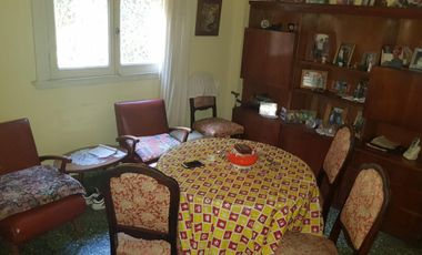 CASA AMERICANA DE 3 AMBIENTES A UNA CUADRA DE AV.MARQUEZ.