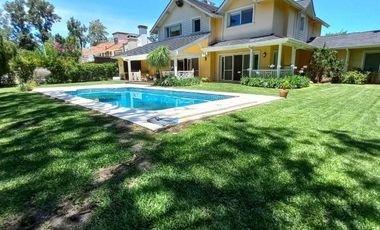 Casa en venta c/ 2 cocheras en Country San Diego