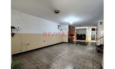 Amplia Casa Precio De Ocasion En Urb. Piura