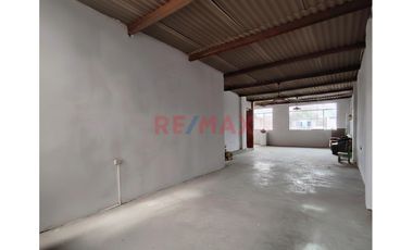 Amplia Casa Precio De Ocasion En Urb. Piura