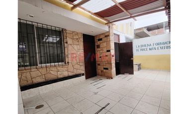 Amplia Casa Precio De Ocasion En Urb. Piura