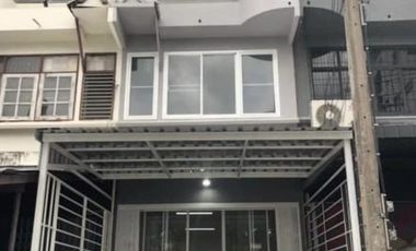 ขายพร้อมผู้เช่า Townhouse ในสุขุมวิท 65