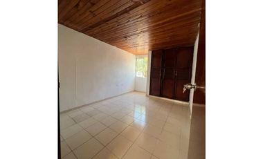 VENDO CASA  BARRIO LAS FLORES