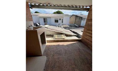 VENDO CASA  BARRIO LAS FLORES