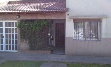 Casa en venta - 3 dormitorios 3 baños - Cochera - 360mts2 - Los Hornos, La Plata