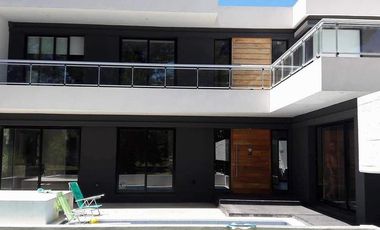 Moderno Chalet 4 ambientes con piscina sobre lote de 640m2 en Barrio Los Pinos. Rumenco