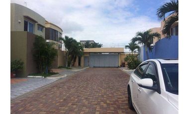 Venta de casa en condominio zona sur de manta