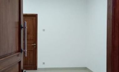 Rumah Klasik 2 Lantai Dalam Kota 5 Menit dari XT Square