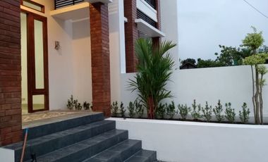 Rumah Klasik 2 Lantai Dalam Kota 5 Menit dari XT Square