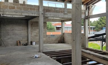 Venta con  Taller, Casa, Locales cerca Metepec