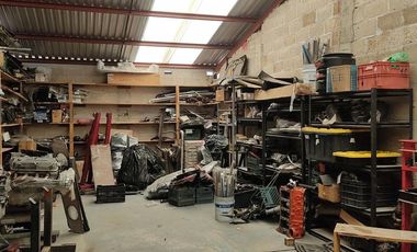 Venta con  Taller, Casa, Locales cerca Metepec