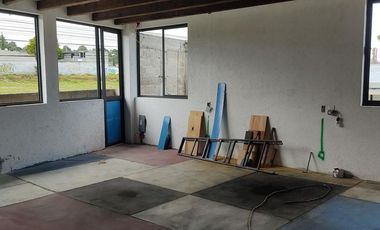 Venta con  Taller, Casa, Locales cerca Metepec