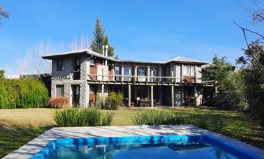 Lindisima Casa en venta Tigre, Laguna Del Sol, 4 dormitorios, escritorio, dependencia, gran jardin