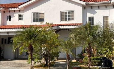 VENTA DE CASA EN QUINTAS DE VERSALLES, VERSALLES