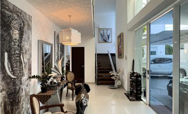 ESPECTACULAR CASA EN VENTA- COSTA SUR- $520,000